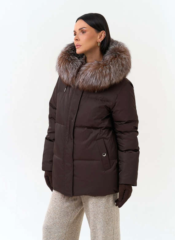Женский пуховик с отделкой из меха блюфрост фото