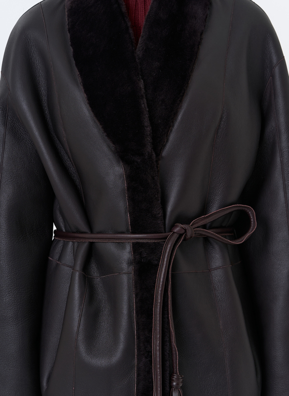 Женская двухсторонняя дубленка с декоративным поясом