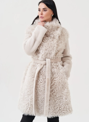 Женская дубленка бежевого цвета 