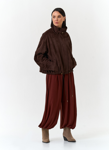 Женская куртка из эко замши с воротником стойкой