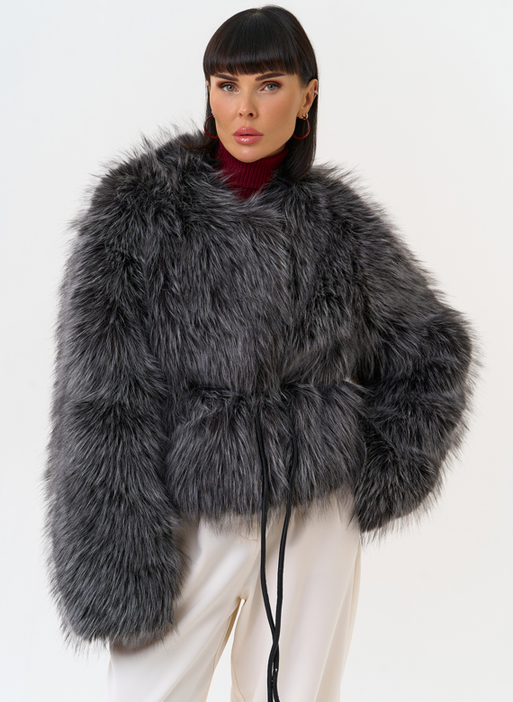 Короткая куртка из эко меха с декоративным поясом