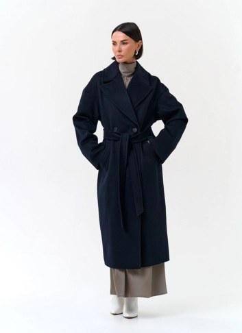 Женское пальто с английским воротником