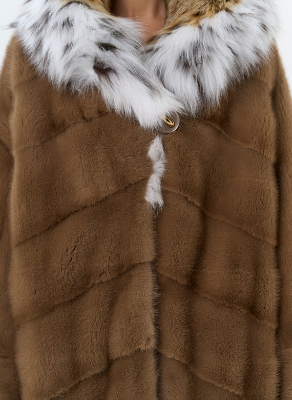 Шуба из меха норки с капюшоном из меха рыси