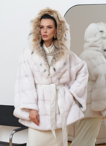 Короткая светлая шуба с рысью