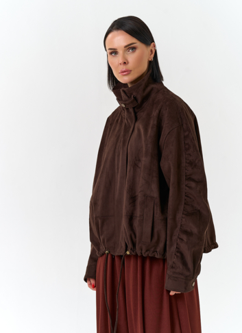 Женская куртка из эко замши с воротником стойкой