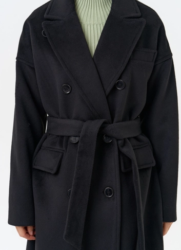 Женское двубортное пальто черного цвета