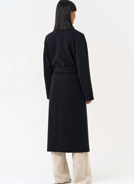 Женское пальто черного цвета с поясом