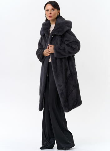 Женская шуба в сером цвете