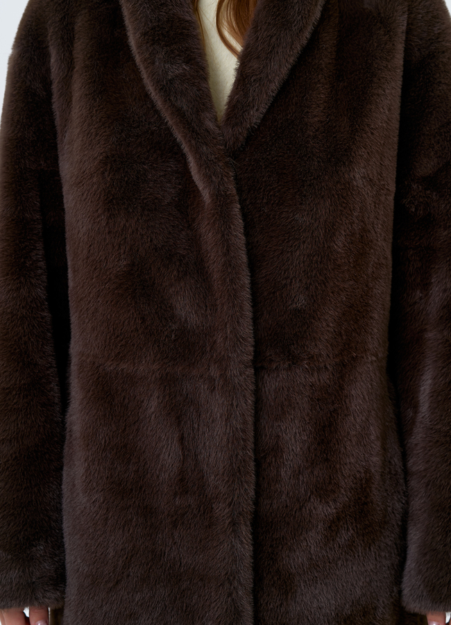 Длинное пальто из эко меха с декоративным поясом модель № 31219 универмаг малина