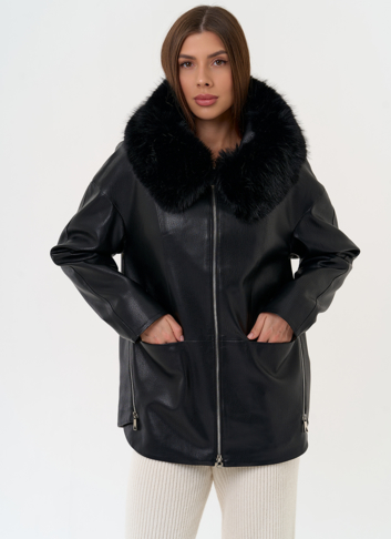 Женская утепленная куртка из эко кожи с капюшоном из эко меха