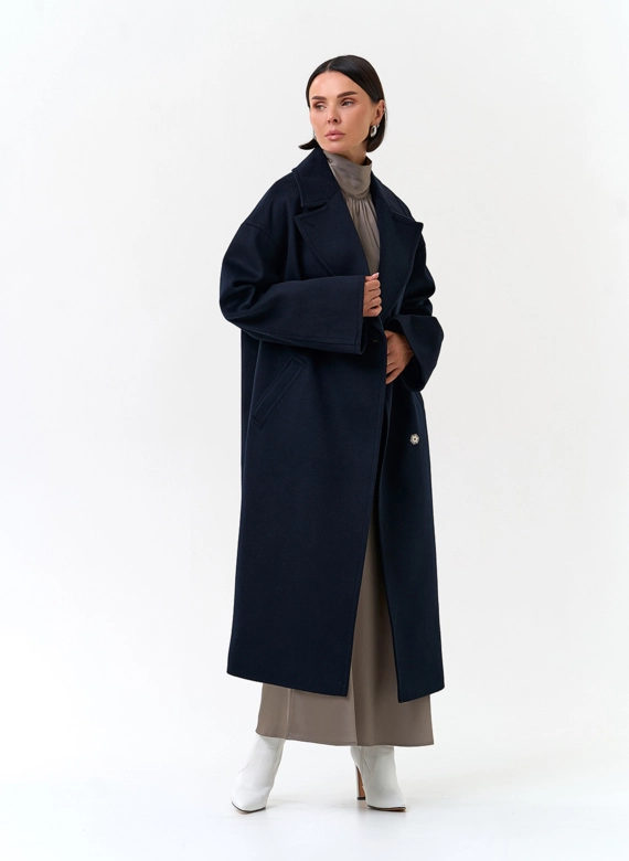 Женское пальто с английским воротником