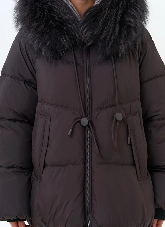Женский пуховик с мехом енота на капюшоне фото