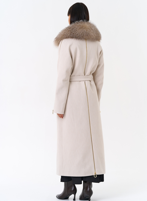 Утепленное женское пальто с английским воротником из меха лисы