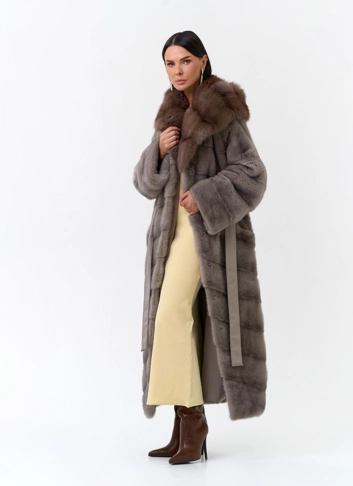 Длинная шуба из меха норки с капюшоном из меха куницы