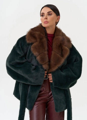 Женская куртка из эко меха с поясом фото
