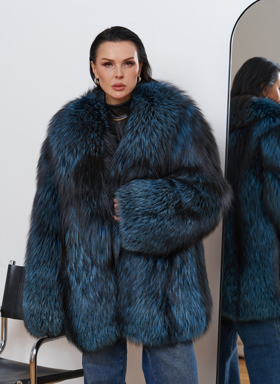 Шуба из меха чернобурки голубого цвета