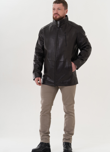 Кожаная куртка коричневого цвета