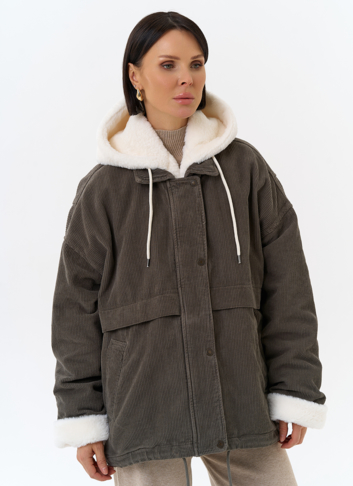 Женская утепленная куртка с отделкой из эко меха