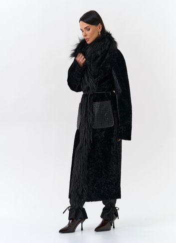 Женская дубленка с отделкой из меха лисы