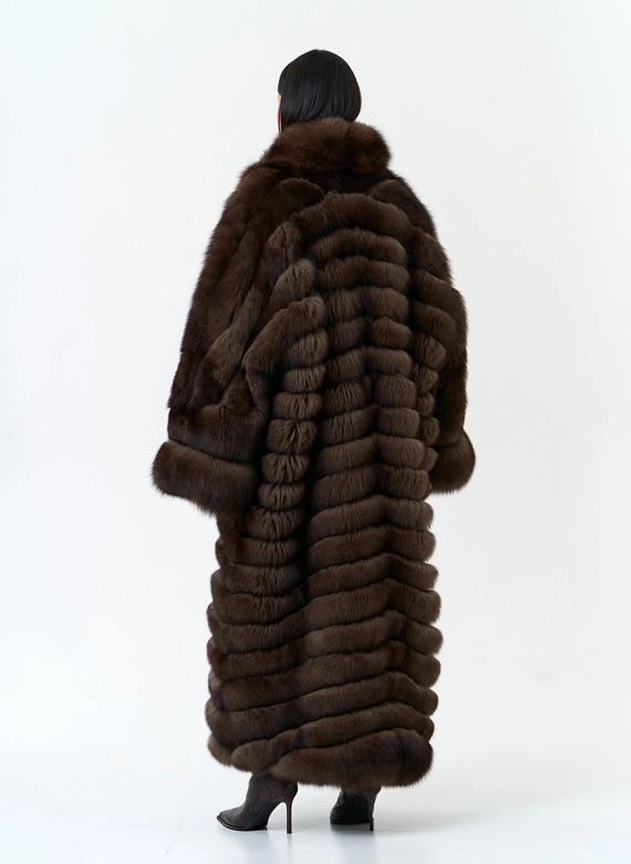 Женская шуба из меха песца с английским воротником фото