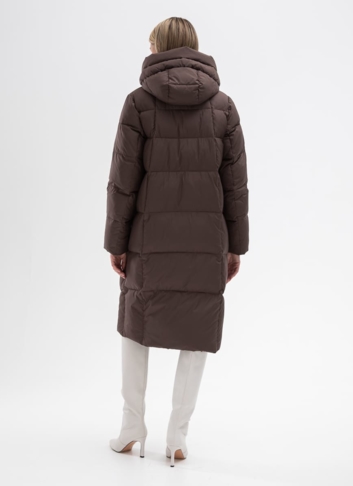 Женский пуховик коричневого цвета с капюшоном