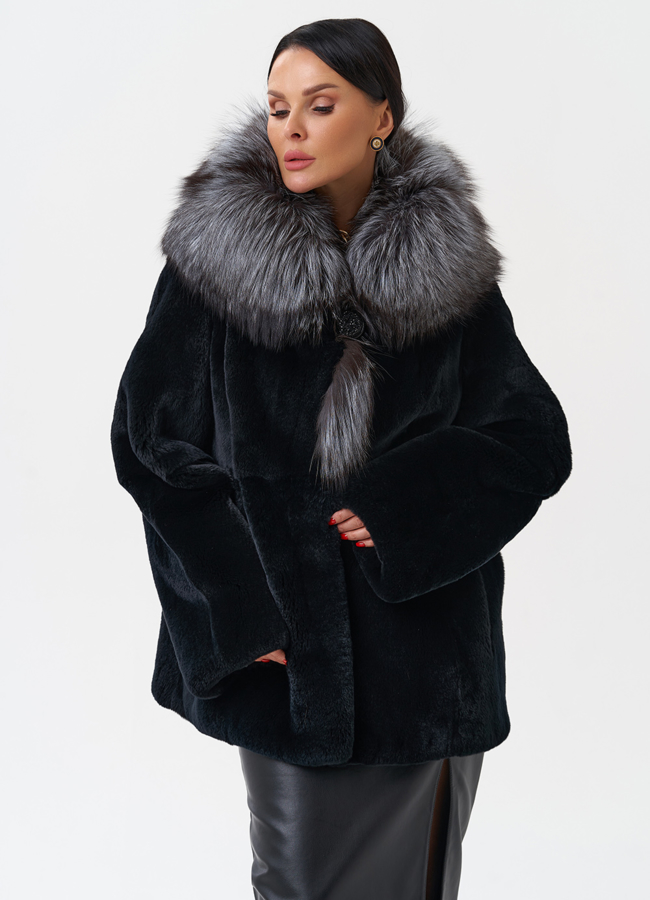 Шуба из меха кролика с капюшоном из чернобурки модель № 28906 меха малина