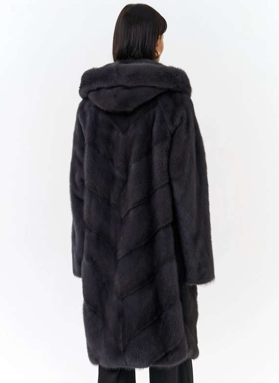 Женская шуба в сером цвете