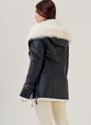 Укороченная женская дубленка с капюшоном