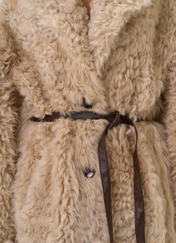 Женская двухсторонняя дубленка с декоративным поясом